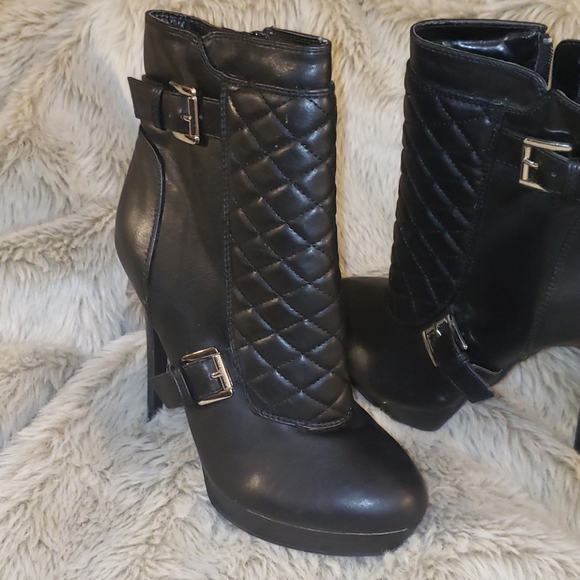 Black and Gold Quilted 4in Heel Boots Size 8.5 - Picture 2 of 7